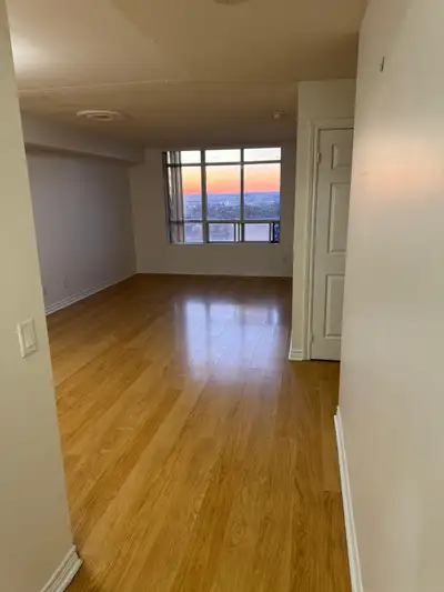 One bedroom plus Den at high floor in Mansion of Humberwood. Pool, Party Room, Tennis, Car Wash, EV...