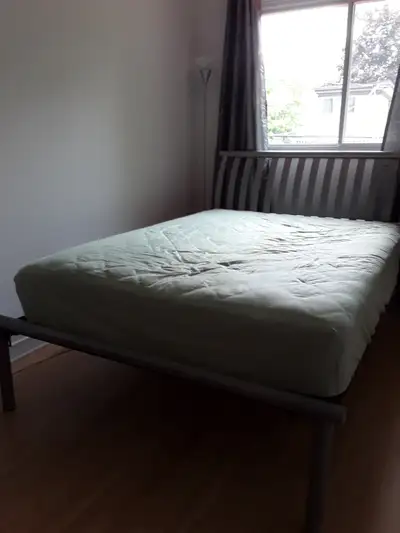 Lit double en métal en bonne condition Matelas inclus Prix $90 SVP comptant seulement. Merci Largeur...
