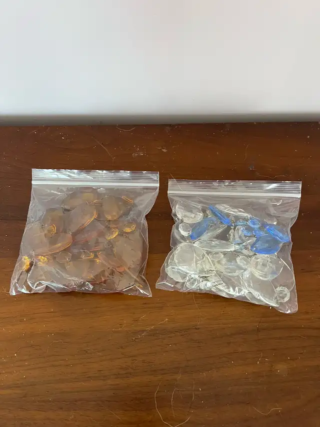 VINTAGE - CHANDELIER LAMP SHADE LIGHT PRISMS - 3 COLOURS  2 BAG  in Indoor Lighting & Fans in Belleville - Image 3