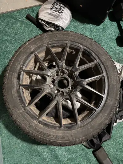 Je vends cet ensemble de pneus Michelin X-Ice Snow montés sur des jantes en alliage, parfaitement ad...
