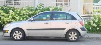 Véhicule fiable et économique1.6L,4 cyl 16 valve .transmission automatique véhicule propre comme ext...