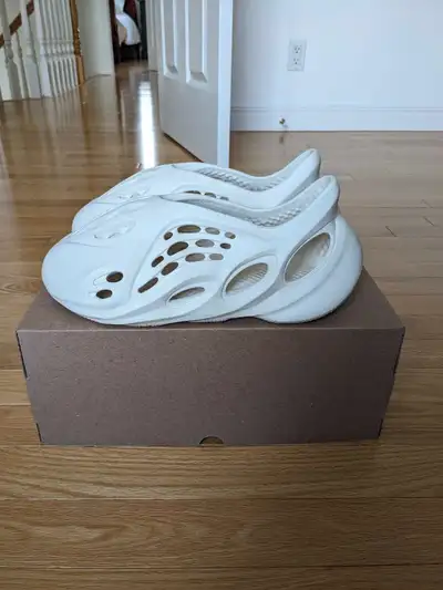Voici une paire d'Adidas Yeezy Foam Runners d'occasion, taille 10. Comme vous pouvez le voir sur les...