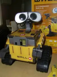 Robot Wall-e NEUF et dans sa boite avec télécommande infrarouge