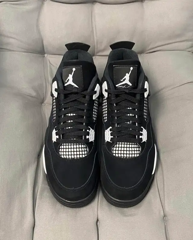 Jordan 4 White Thunder in Men's Shoes in Mississauga / Peel Region - Image 2