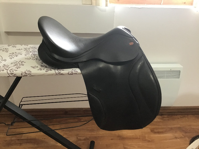 Selle anglaise noire Kent and masters avec arçon interchangeable dans Accessoires pour bétails et chevaux  à Val-d'Or