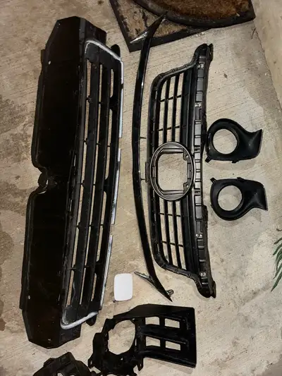 Hi am selling my lexus ct200h 2012 front bumper parts Comes with upper grill and lower grill Upper m...