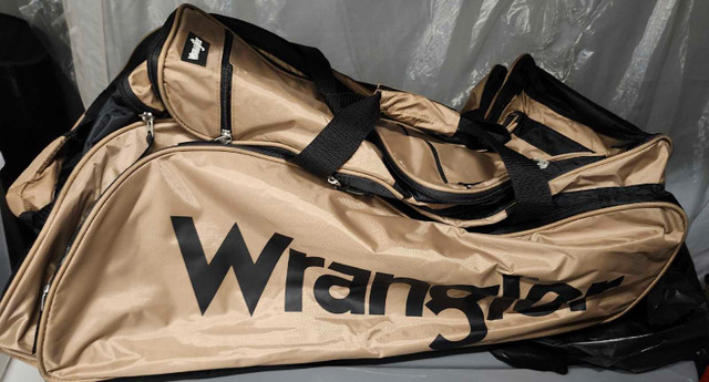 Wrangler 30inch rolling duffel traveling bag in Other in Mississauga / Peel Region - Image 2