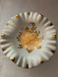 Assiette sur pied, porcelaine de France, avec fleurs en or