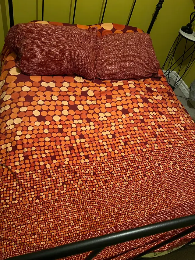 Queen Duvet Cover and 2 Pillowcases in Bedding in Ottawa - Image 2