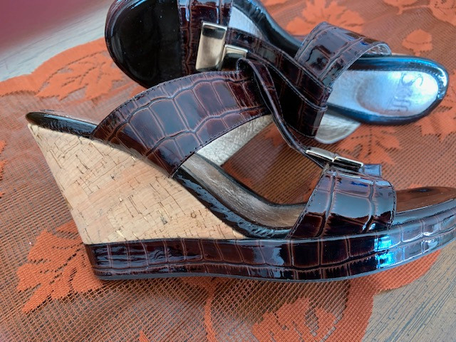 Ladies Sandals Size 6 1/2 in Women's - Shoes in Kawartha Lakes - Image 2