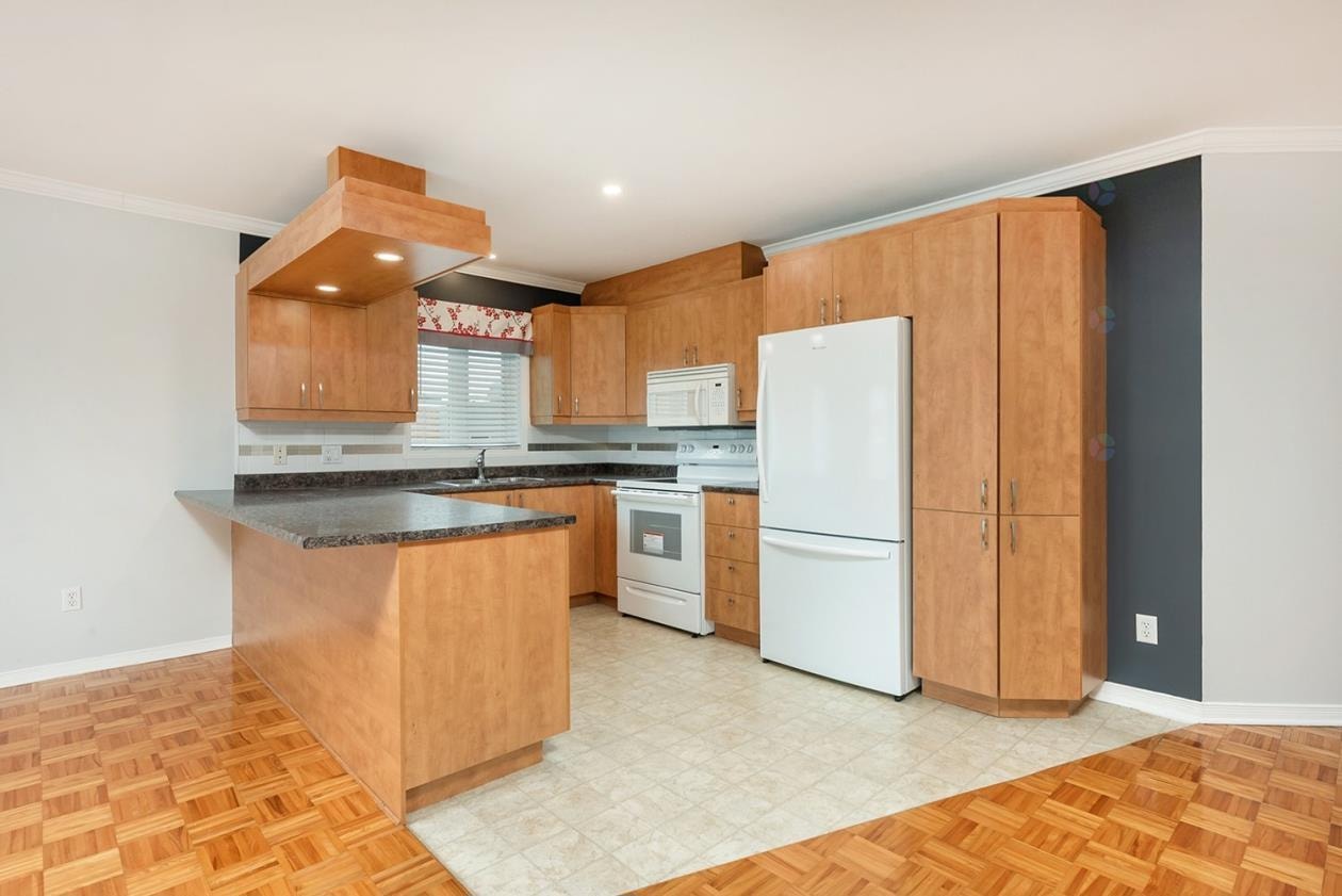 Bright 2-bedroom 1100 sq. ft. condo in St Hubert — photo 3