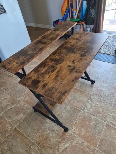 Desk with 2 shelves call /text 902 393 3354