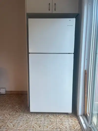FR: VENTE DE DÉMÉNAGEMENT – Frigo Amana et cuisinière à vendre, tout doit partir! Frigo Amana, achet...