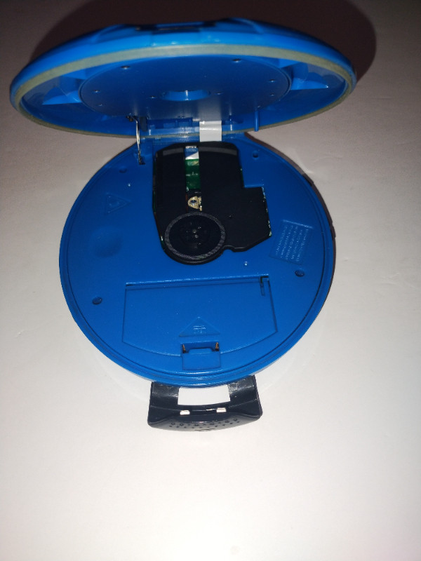 ** VENTURER**portable cd player in General Electronics in Hamilton - Image 2