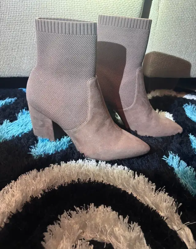Woman’s Boots Size 8 in Women's - Shoes in City of Toronto - Image 3