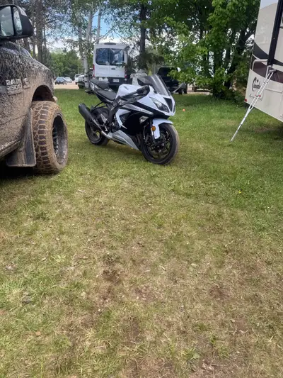 Kawasaki zx6r Tuner turcotte performance Sterling damper gpr Un peux endommager sur le coter gauche...