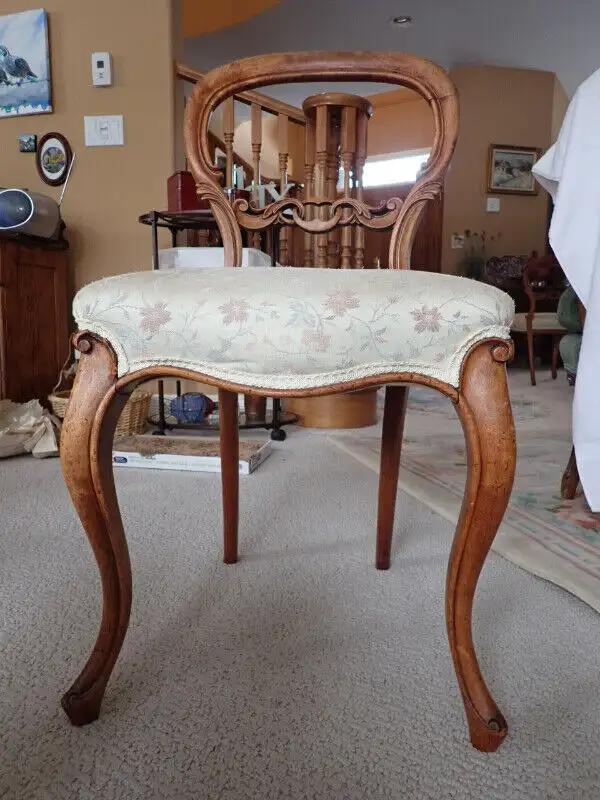 ANTIQUE balloon back chair one only , walnut,Victorian  1890s, in Chairs & Recliners in Kelowna - Image 3