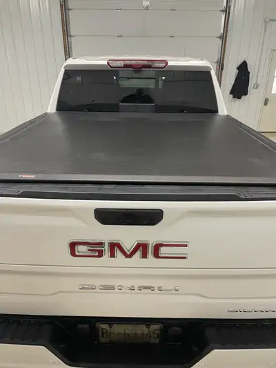 Tonneau Cover in excellent condition.Rolls up and fits a box length of 5’7”.Came off a 2025 Sierra....