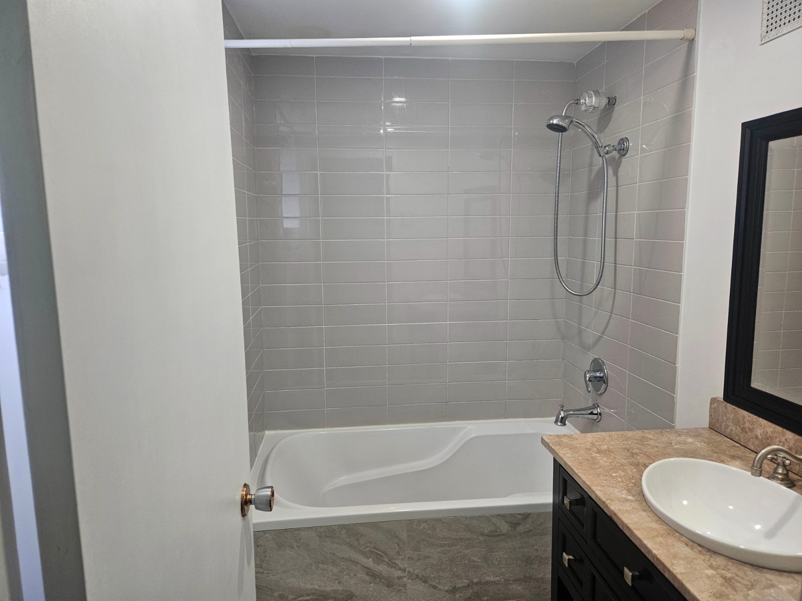 Superbe 3 1⁄2 rénové - Tout inclus (Électros, Chauffage, Élect — photo 3