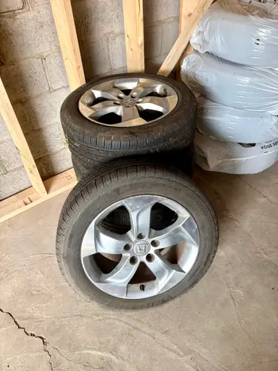 4 pneus Michelin Defender 215/55R17 montés sur les jantes d'origine Honda (mag) pour HRV de première...