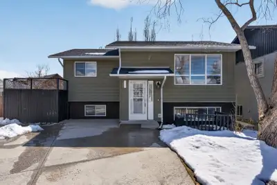 OVER 1,800 SQ FT LIVING SPACE | PEACEFUL CUL-DE-SAC | HUGE PIE LOT & YARD | GREAT WALKABLE LOCATION...
