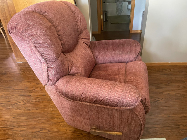 Lazy Boy Swivel Rocker Recliner in Chairs & Recliners in Medicine Hat - Image 4