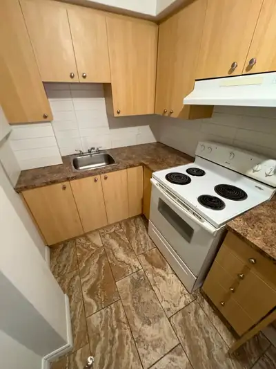 Version française 3 ½ lumineux à louer – NDG / Côte-des-Neiges Beau 3 ½ lumineux situé au 6275 rue S...