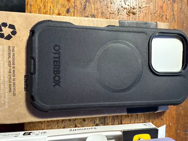 OTTERBOX iPhone 16 Pro  Defender Series phone Case - Black in Cell Phone Accessories in Barrie - Image 6