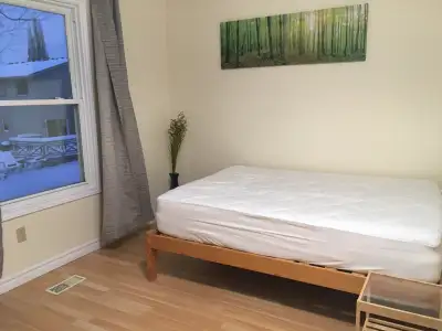 Furnished bedrooms in a lovely raised bungalow. Located on a quiet crescent in northwest London, clo...