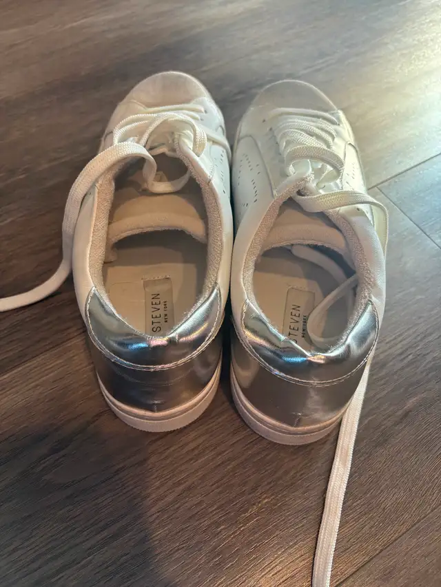 Steve Madden women’s sneaker in Women's - Shoes in Calgary - Image 4