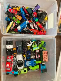 Lot de 50 voitures jouets/ HOTWEELS / motos en BON ÉTAT!