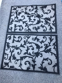 2 Tapis noirs - Gris 46’’ x 31’’  VENTE RAPIDE