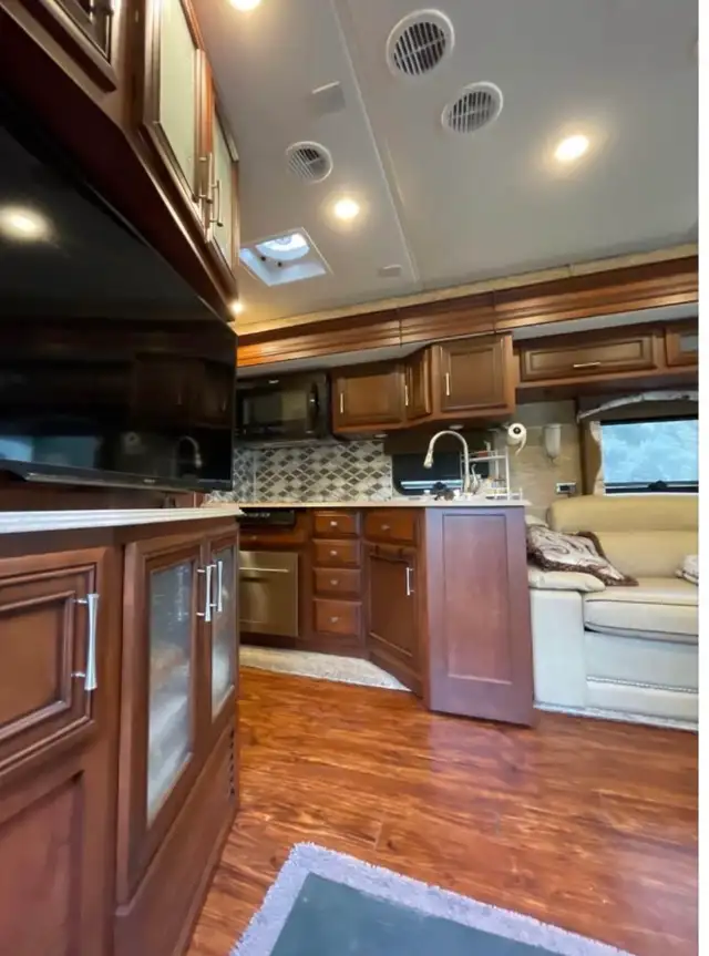 2017 Newmar Canyon Star 35’ Class A – 3 Slides, Solar, New Tires in RVs & Motorhomes in Kamloops - Image 5
