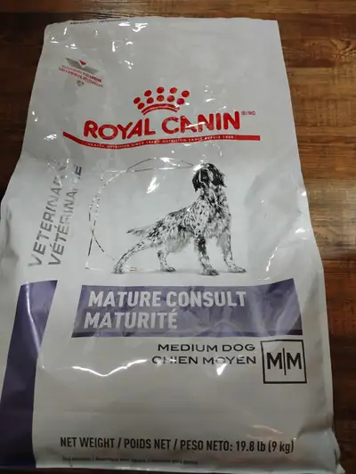 Croquettes royal canin pour chien adulte acheté chez le vétérinaire payé 147.$. reste 9.8 livres /19...