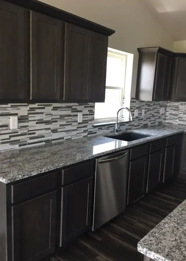 granite slabs . granite kitchen countertops and vanity top in Cabinets & Countertops in Oakville / Halton Region - Image 4