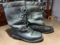 Women’s Sorel Salerno black leather winter boots - size 8