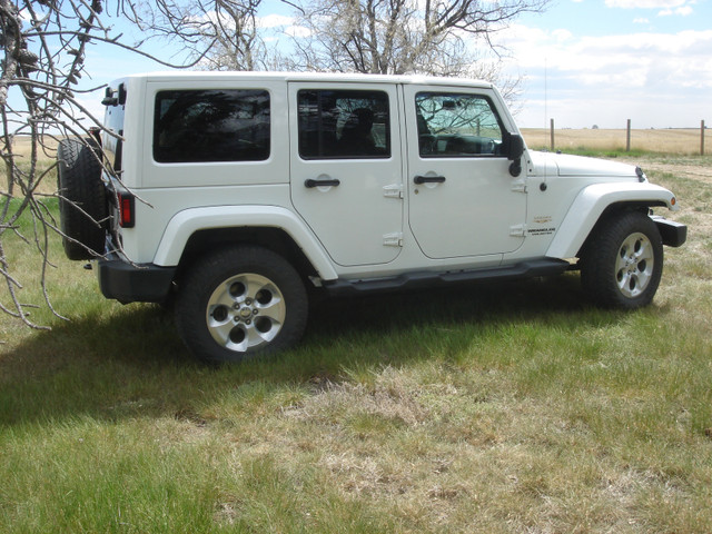 2014 Jeep Wrangler Sahara Unlimited W/Soft Top in Cars & Trucks in Medicine Hat - Image 3