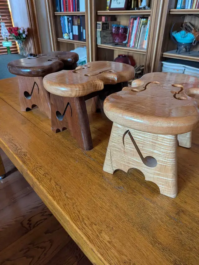 wooden fiddle stool in Other in Kitchener / Waterloo - Image 3