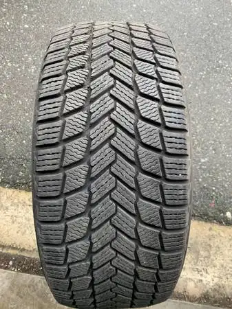1 x 255/45/20 MICHELIN x ice Snow tire 90 % tread left ........good condition ..............,,,,,,,,...