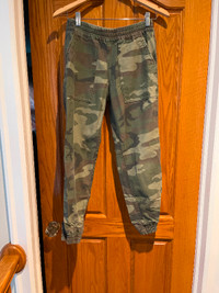 Wonen’s TNA camo jogger pant xs