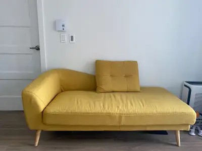 Divan jaune sur pattes, View more