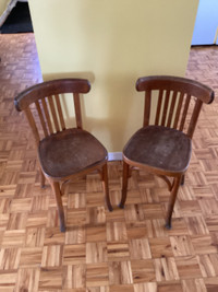 Deux petites chaises en bois