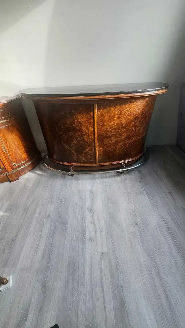 Pulaski Furniture Home Bar in Other Tables in Markham / York Region - Image 6