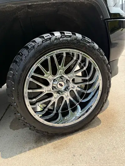 6x139.7/6x5.5 gmc/chevy/new dodge Whole set up was brand new a month ago 22x12 -51 offset Chrome Vis...