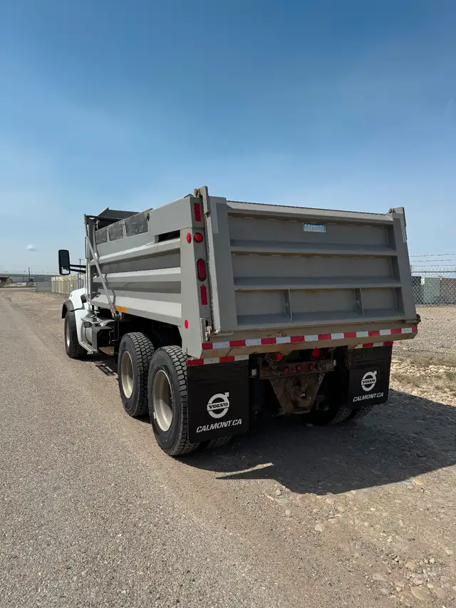 2020 Kenworth T880 Gravel/Dump Truck in Heavy Trucks in Terrace - Image 6