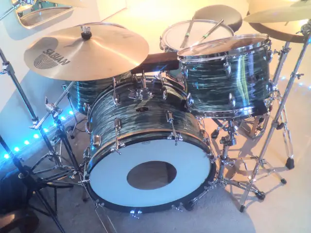 Vtg 1960's 4pc Turquoise Oyster Pearl Drum Kit - Time Capsule A+ in Drums & Percussion in London - Image 2