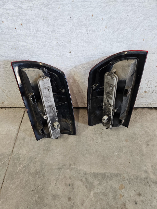 2005 dodge 2500 ram tail lights  in Auto Body Parts in Hamilton - Image 2