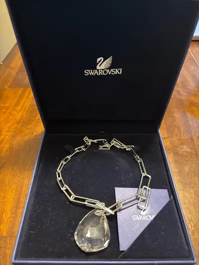 Add a touch of elegance to any outfit with this used Swarovski crystal necklace featuring a striking...