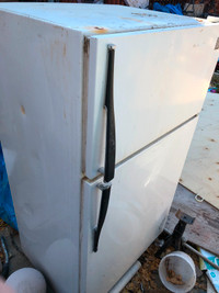 Ugliest vintage fridge on kijiji. But COLD!