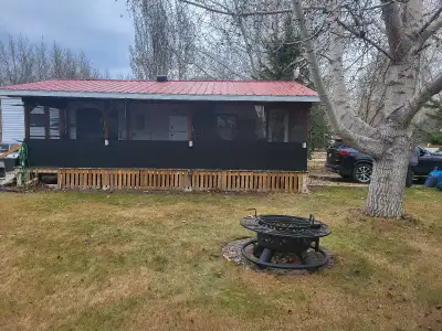 Newly renovated RV on s seasonal lot at the Hoodoos campground. Sleeps 4 to 6, new floor, sinks, TV,...